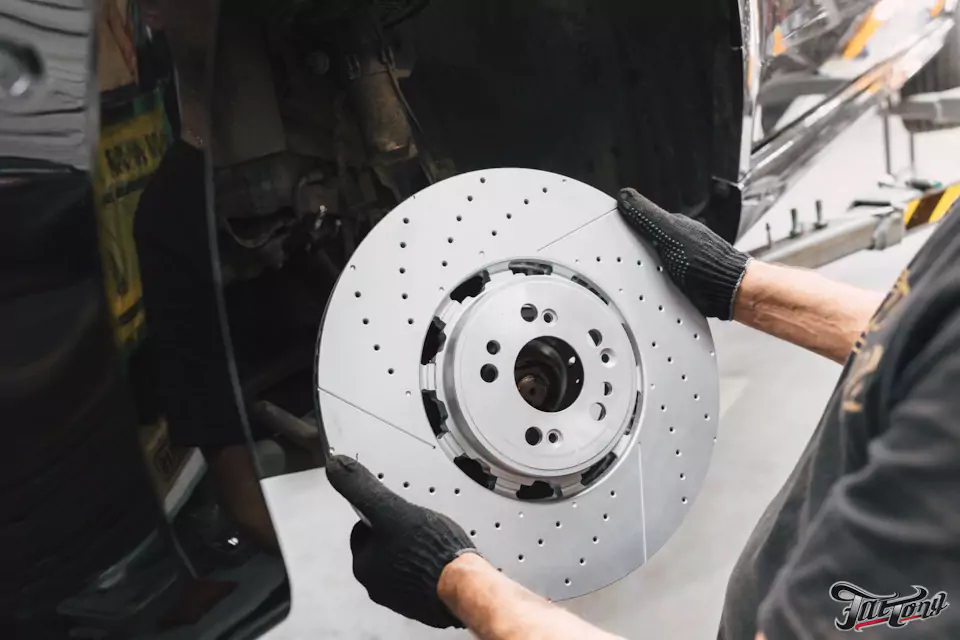 Апгрейд для Mercedes V-Class: установили усиленную тормозную систему Brembo на переднюю ось